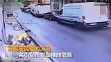 女童从二楼坠落下去，坠楼瞬间男孩把她接住了