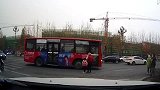 斑马线近在咫尺却还是选择横穿马路，这孩子是亲生的吗