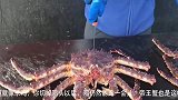美国小伙打开帝王蟹的最快手法，快准狠，帝王蟹表示毫无痛苦