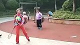 大爷大妈在公园打球，这画风怎么有点不对劲