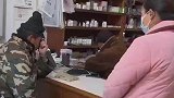乡里的大夫帮人看病，大排长龙人多得很
