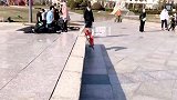 小女孩练滑板，太可爱了吧
