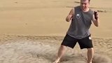 男子在湿流沙上放肆蹦迪，下一秒两脚陷入沙中