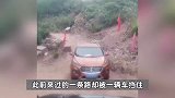 游客上山游玩疑因拒给30元过路费，被人手持长刀砸车，警方回应