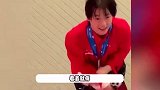 全红婵赛后被娃娃砸到头，陈若琳罕见生气秒变脸，网友：能别高空抛物吗？