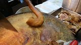 今天下班早，过来街头老店切点鸭头鸭脖回去下酒，你喜欢啃鸭脖吗