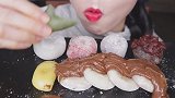小姐姐吃软糯香甜的麻薯饼，口感真的让人非常着迷呀