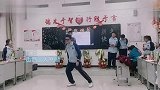 太原初二男生在班级内跳舞，喜感妖娆的舞姿让老师同学们惊呆了