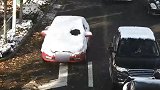 山东淄博：司机驾驶“独眼龙”上路 交警及时拦停帮扫雪