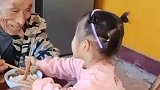 萌娃给太爷爷夹鱼吃