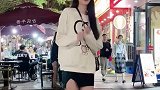 漂亮小姐姐街头尬舞路人小哥的动作亮了
