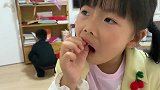 8岁小女孩自己拔牙，结果不忍心下不去手，妈妈：放开，让我来！