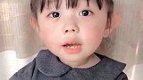 小萌娃要爸爸搂着睡，妈妈不同意，她这样反驳！