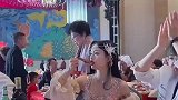 新娘搂席需要理由吗？新娘：酒席很贵不尝两口太亏了