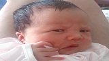 刚出生5天的宝宝，投胎没投好这小表情是有多嫌弃你亲爹！