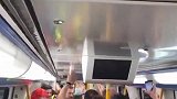 马德里地铁遭巴萨球迷“攻占” 车厢又唱又跳很欢乐