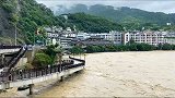 航拍重庆巫溪暴雨过后：河水暴涨道路被淹 居民泛舟出行