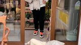 男友很晚才回来，本想给他一个教训，结果我心一软，就原谅了他