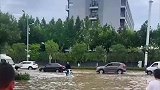 开着电动遇到积水路口，那就直接冲过去吧