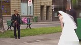 熊孩子钻进新娘的裙子里却不见了，看傻路人