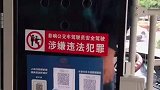 公交司机下车送盲人乘客去地铁口，车上乘客都耐心等待
