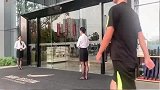 只要我们不尴尬，尴尬的就是他