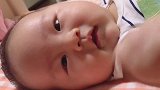 小宝宝睡醒后好乖巧，全程不吵不闹的，小表情简直要萌化了！