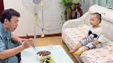 刚做熟饭有点热，我本想晾一晾再吃，结果孩子爸爸想出了这招喂娃
