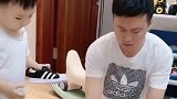 爸爸今天在家吃橘子，爸爸一直乱扔橘子皮，萌娃给他爸上了一课