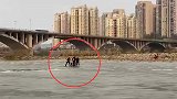 17人河滩游玩水库放水全部被困 消防成功救援