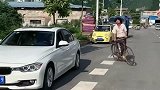 大哥骑自行车都能追到美女，让宝马司机怎么办啊
