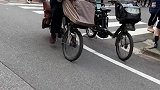 第一次见日本人接孩子，这自行车在哪里买的国内都没见过