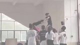 女生训练啦啦操，结果操作做失误