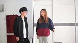 妻子出差提前回家给惊喜，推开门发现被窝有两人，拿起棍子就打