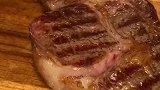 牛排的熟度,国内倾向于七成熟,而老外公认的最佳熟度却是三成熟