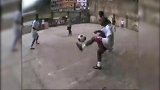 贫民窟里的街头足球 感受足球王国的桑巴风情