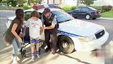 街头恶作剧，让小男孩给路人送罚单，路人非常的尴尬