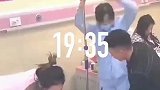 护士挂不上输液瓶，妻子让丈夫帮忙！
