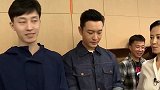 成都拍戏路人聚集围观，黄晓明亲自疏散贴心安抚