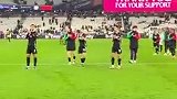 赛后厄德高带领阿森纳众将到客场球迷区谢场致意