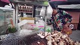 街头美食各种小烧烤，烤章鱼看上去比烤肉更受欢迎