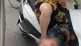 皮娃被亲妈绑手脚横放电车踩踏板上 嗷嚎大叫引来交警