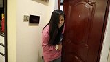 美女小偷进屋偷东西，没想男主人错把小偷当成自己老婆，太逗了