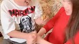 亲爸教闺女吃螃蟹，后爸做不出来