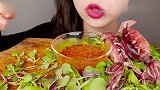 妹子吃水煮鱿鱼,蘸着姜蓉芝麻辣酱,每一口都是享受