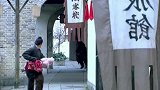 姑娘的布料被人抢走 男子见义勇为帮她追贼反被打晕