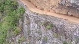 走在悬崖峭壁上的神车