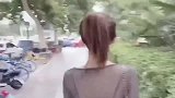 美女扮嫩说自己是后，结果被小伙当场拆穿，尴了个尬