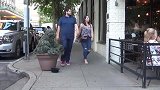 街头草人恶作剧，男子伪装成草人吓路人，路人纷纷被他吓到