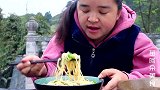 苗大姐早晨扫庭院，酸豇豆面条一大钵，酸酸爽爽吸吸嗦嗦